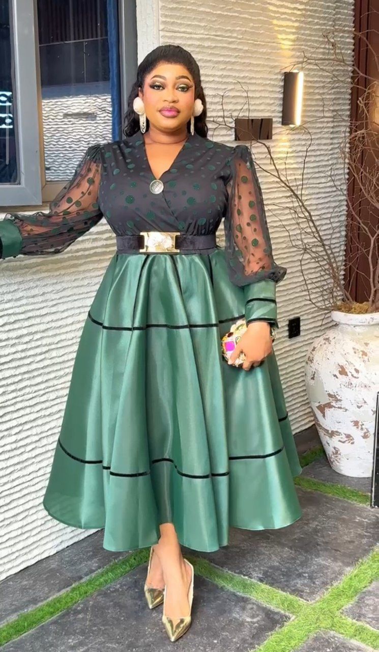 Robe  élégante découpe à la taille